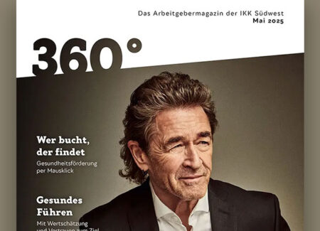 Titelseite des IKK-Arbeitgebermagazins 360° für Mai 2025, die Peter Maffay im Anzug zeigt.