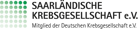 Logo der Saarländischen Krebsgesellschaft e.V. mit grünem Punktmuster auf der linken Seite und schwarzem Text. Der Untertitel lautet: Mitglied der Deutschen Krebsgesellschaft e.V. (Mitglied der Deutschen Krebsgesellschaft).