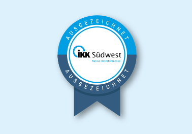 Ein blaues Bandabzeichen mit dem Text AUSGEZEICHNET am Rand und dem Logo IKK Südwest Meine WohlfühlKasse in der Mitte auf hellblauem Hintergrund.