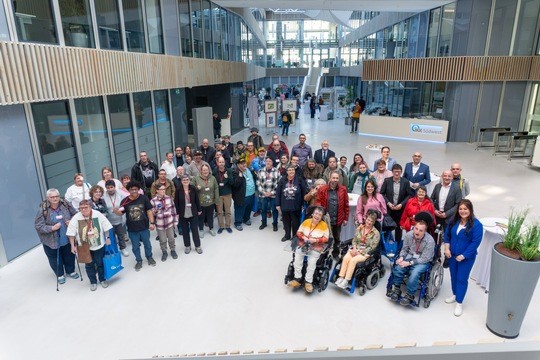 Gruppenbild der Künstlerinnen und Künstler im Foyer eines Gebäudes