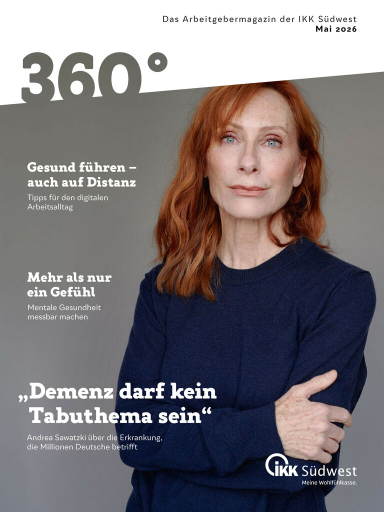 Eine Frau mit langen roten Haaren und einem marineblauen Pullover sitzt vor einem grauen Hintergrund und stützt ihr Kinn auf ihre Hand. Ein deutscher Text über Führung, geistige Gesundheit und Demenz erscheint neben dem Branding der IKK Südwest.