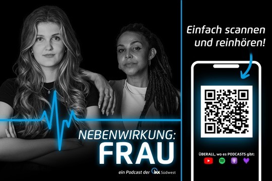 Zwei Frauen stehen nebeneinander vor dem Schriftzug „NEBENWIRKUNG: FRAU“. Rechts davon befindet sich ein Smartphone mit einem QR-Code und Symbolen für YouTube, Spotify, Apple und andere Dienste.