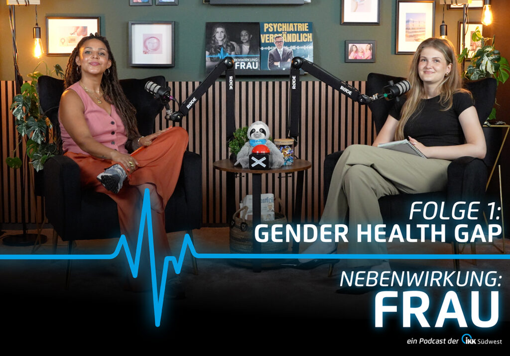 Zwei Frauen sitzen mit Mikrofonen in einem Studio und nehmen einen Podcast auf.