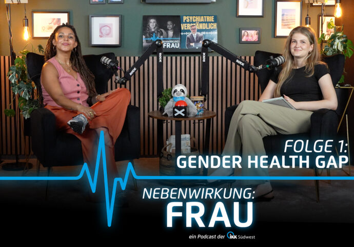 Zwei Frauen sitzen mit Mikrofonen in einem Studio und nehmen einen Podcast auf.