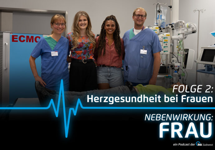 Vier Personen stehen in einem Krankenhauszimmer neben medizinischen Geräten und lächeln. Der Text auf dem Bild wirbt für einen Podcast zum Thema Herzgesundheit bei Frauen.
