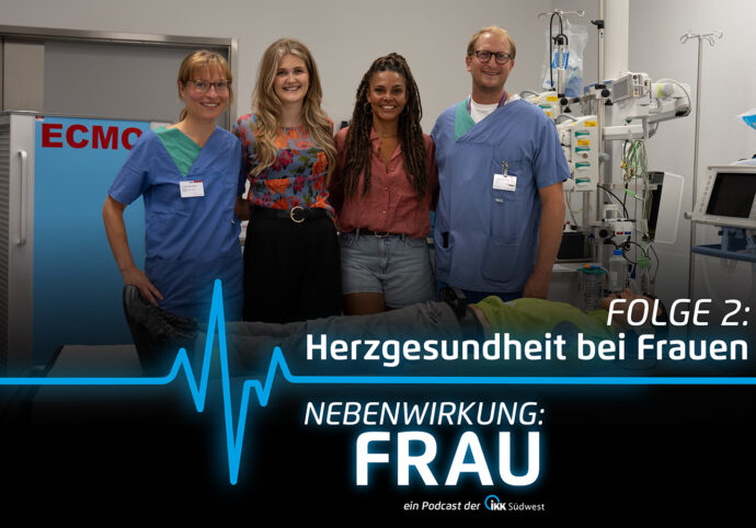 Vier Personen stehen in einem im Schockraum des Herzzentrums Saar in V&ouml;lklingen. Der Text auf dem Bild wirbt f&uuml;r einen Podcast zum Thema Herzgesundheit bei Frauen.