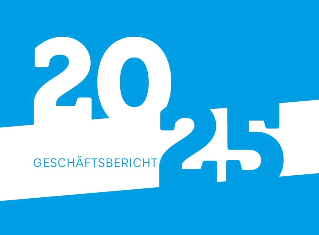 Blau-weiße Grafik mit den großen Ziffern 2025 und dem Wort „GESCHÄFTSBERICHT“ darunter, vor einem diagonalen weißen Streifen auf blauem Hintergrund.