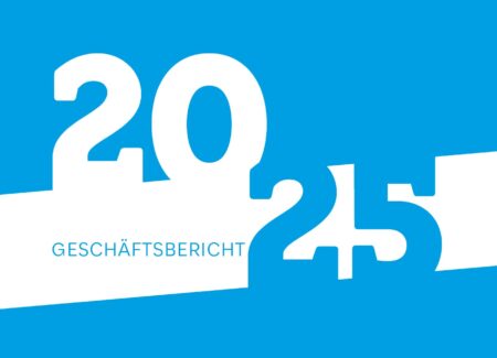 Blau-weiße Grafik mit den großen Ziffern 20245 und dem Wort „GESCHÄFTSBERICHT“ darunter, vor einem diagonalen weißen Streifen auf blauem Hintergrund.