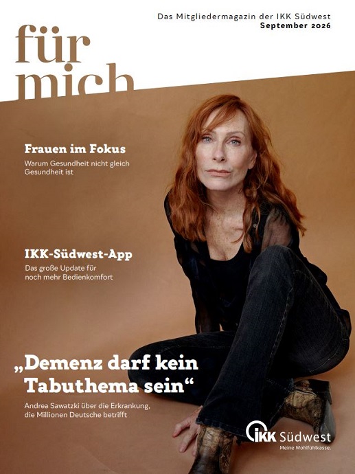 Schauspielerin und Autorin Andrea Sawatzki auf dem Coverbild des Kundenmagazins der IKK Südwest