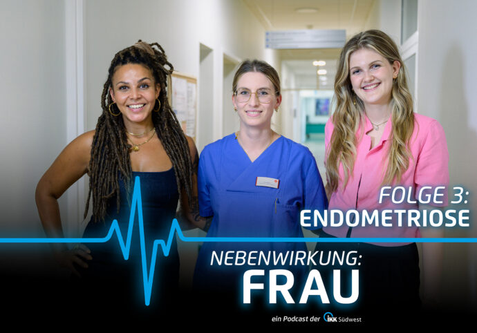 Drei Frauen stehen lächelnd in einem hell erleuchteten Flur eines Krankenhauses. Der Text auf dem Bild wirbt für einen Podcast zum Thema Endometriose bei Frauen.