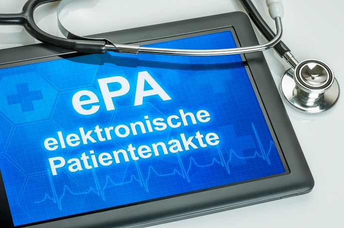 Auf einem Tablet ist neben einem Stethoskop die Aufschrift ePA – elektronische Patientenakte zu sehen.