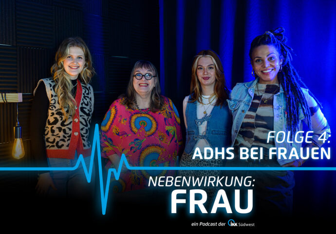 Vier Frauen stehen gemeinsam in einem Studio. Der Text auf dem Bild wirbt für einen Podcast zum Thema ADHS bei Frauen.
